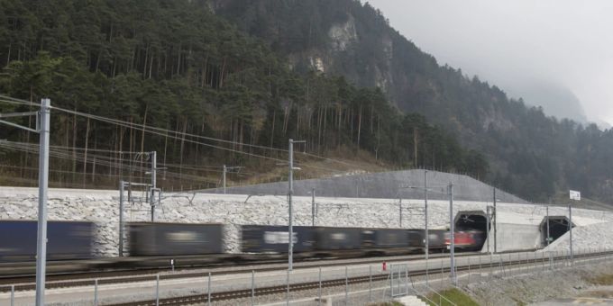 Ein Güterzug fährt bei Erstfeld UR in den Gotthardbasistunnel. Die Gewerkschaft SEV fordert mehr Sicherheitsmasssnahmen und Kontrollen. (Archivaufnahme) Güterzug