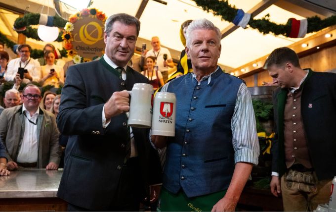 Markus Söder (l, CSU), Ministerpräsident von Bayern und Dieter Reiter (SPD), Oberbürgermeister von München, prosten sich nach dem traditionellen Fassanstich zu. Anstich