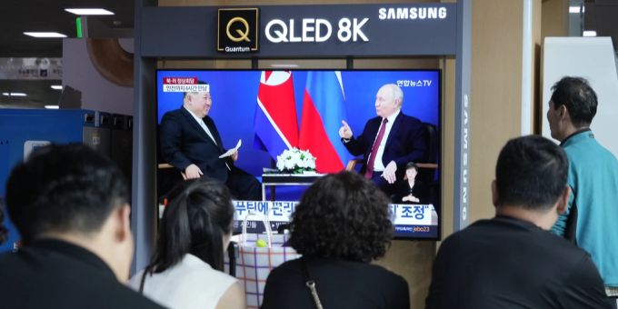 Der Besuch von Kim Jong-un bei Putin wurde live übertragen. Zuvor wurde aber Kims Stuhl auf seine Robustheit überprüft. Scheinbar hielt er seinem Gewicht standzuhalten.