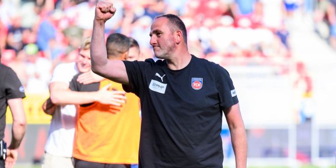 Heidenheims Trainer Frank Schmidt freut sich auf den Bundesliga-Auftakt. Tom Weller/dpa Frank Schmidt