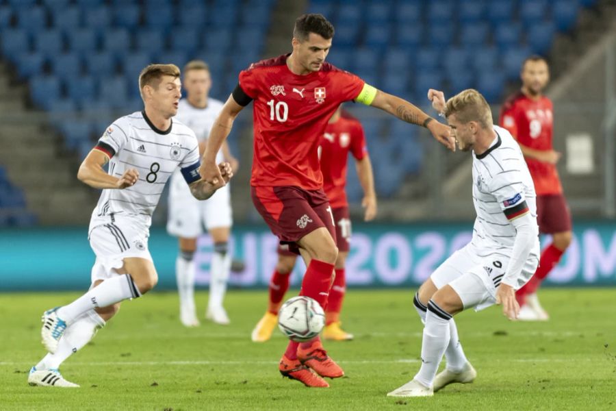 Toni Kroos und Granit Xhaka sind sich schon ein paar Mal auf dem Fussball-Platz begegnet.