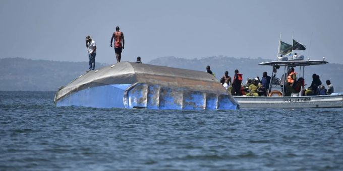 In Afrika kommt es häufig zu Fährunfällen. Hier ein gekentertes Schiff in Tansania. (Archivbild) Fährunfall