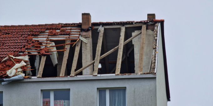 Ein teilweise zerstörtes Haus in Brandenburg nach Unwettern in Ostdeutschland. Unwetter in Brandenburg