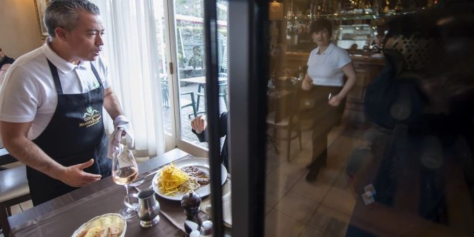 Gastronomen befürchten Qualitätseinbussen, wenn die Kellner Umsatzentlöhnung haben, weil sie dann einander im Stress nicht aushelfen.