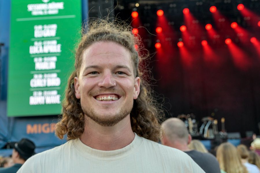 Christian ist Leadsänger von Curly Bird.