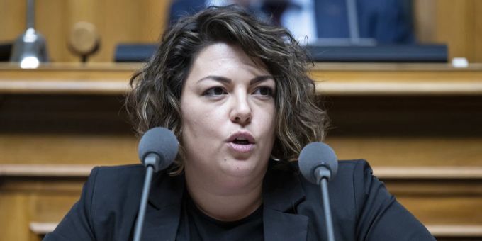 SP-Nationalrätin Tamara Funiciello war Subjekt eines satirischen Artikels im Nebelspalter – der Presserat hat den Text gerügt: Er verletze die Menschenwürde der Bernerin. (Archivbild) Tamara Funiciello Satire Rüge