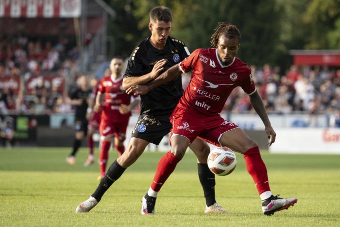 Damian Nigg (GC) im Zweikampf mit Samuel Ballet (FC Winterthur) in der Super League. GC Winterthur Super League
