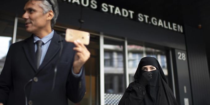 Der algerische Polit-Aktivist Rachid Nekkaz demonstrierte im Oktober 2018 mit einer Frau im Nikab in St. Gallen gegen das Burka-Verbot im Kanton. Er übernehme sämtliche Bussen von verschleierten Frauen. Der algerische Polit-Aktivist Rachid Nekkaz demonstrierte im Oktober 2018 mit einer Frau im Nikab in St. Gallen gegen das Burka-Verbot im Kanton. Er übernehme sämtliche Bussen von verschleierten Frauen.