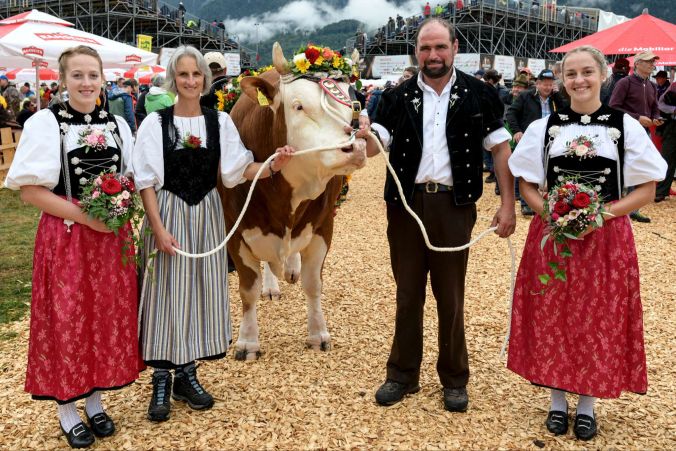 Der 3-jährige Siegermuni Araris mit den Besitzern und Züchtern Andrea und Hansueli Aebersold.