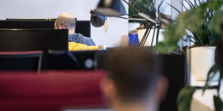 Zwei Männer arbeiten in einem Coworking-Space. 37 Prozent der Männer rechnen 2025 nicht mit einer Lohnerhöhung. (Symbolbild)