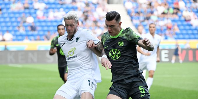 Wolfsburgs Cédric Zesiger im Duell mit Hoffenheims Wout Weghorst. Zesiger