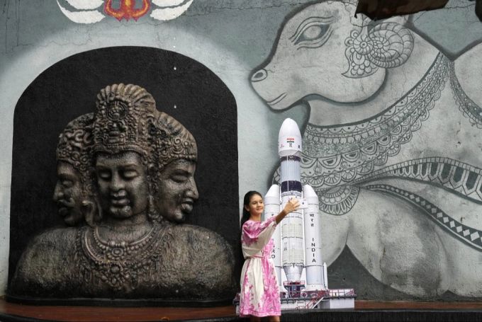 Ein Mädchen macht ein Selfie vor einem Modell der «Chandrayaan-3» in einem indischen Tempel. indien Mondlandung