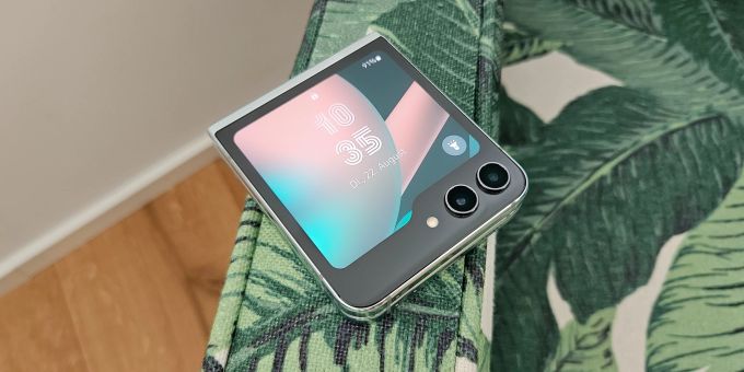 Der Screen auf der Aussenseite wurde elegant ins Gehäuse eingearbeitet. Galaxy Z Flip 5