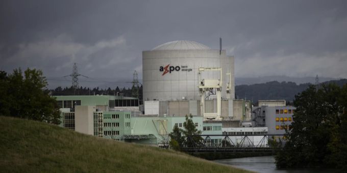 Das Kernkraftwerk Beznau mit dem Logo des Energiekonzerns Axpo in Döttingen.