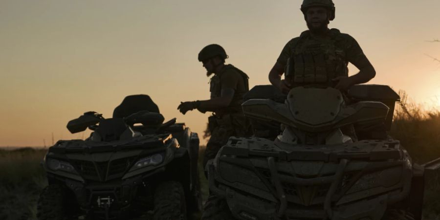 Ukrainische Soldaten fahren in Geländewagen an der Frontlinie. Foto: LIBKOS/AP