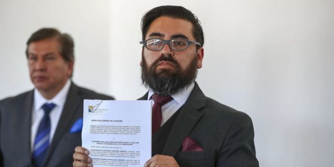 Anwalt Yaulema bei der Pressekonferenz im Namen der Familie des ermordeten Präsidentschaftskandidaten. Ecuador Villavicencio Anwalt Pressekonferenz