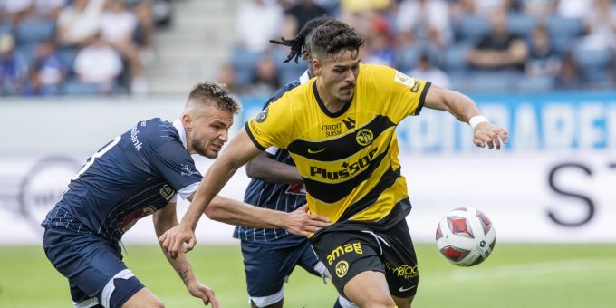 Luzerns Martin Frydek im Duell mit Filip Ugrinic von YB. YB FCL