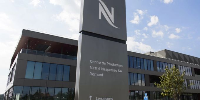 Blick auf das Fabrikgelände von Nespresso in Romont FR. Im Mai 2022 waren dort 500 Kilo Kokain mit einem geschätzten Verkaufswert von über 50 Millionen Franken entdeckt worden. (Archivbild) Blick auf das Fabrikgelände von Nespresso in Romont FR. Im Mai 2022 waren dort 500 Kilo Kokain mit einem geschätzten Verkaufswert von über 50 Millionen Franken entdeckt worden. (Archivbild)