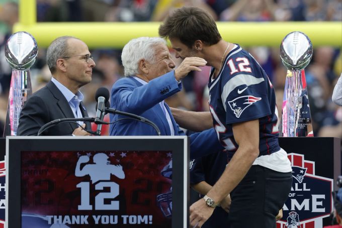 Robert Kraft umarmt Tom Brady bei dessen Verabschiedung. Tom Brady Robert Kraft