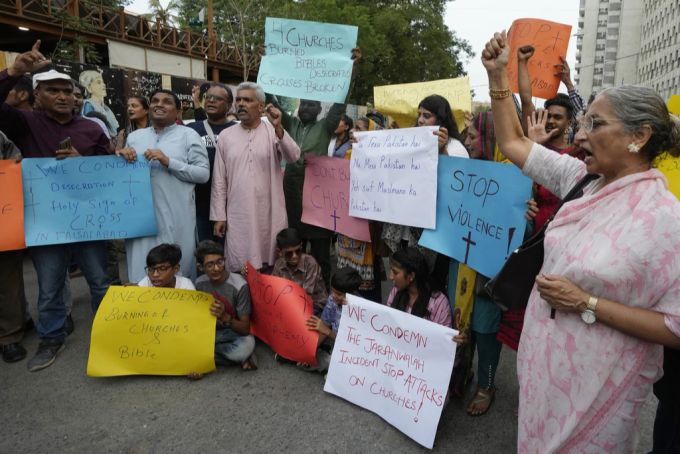 Bürger protestieren friedlich gegen die gewalttätigen Ausschreitungen von 16. August. Demonstration Pakistan Angriff Christen