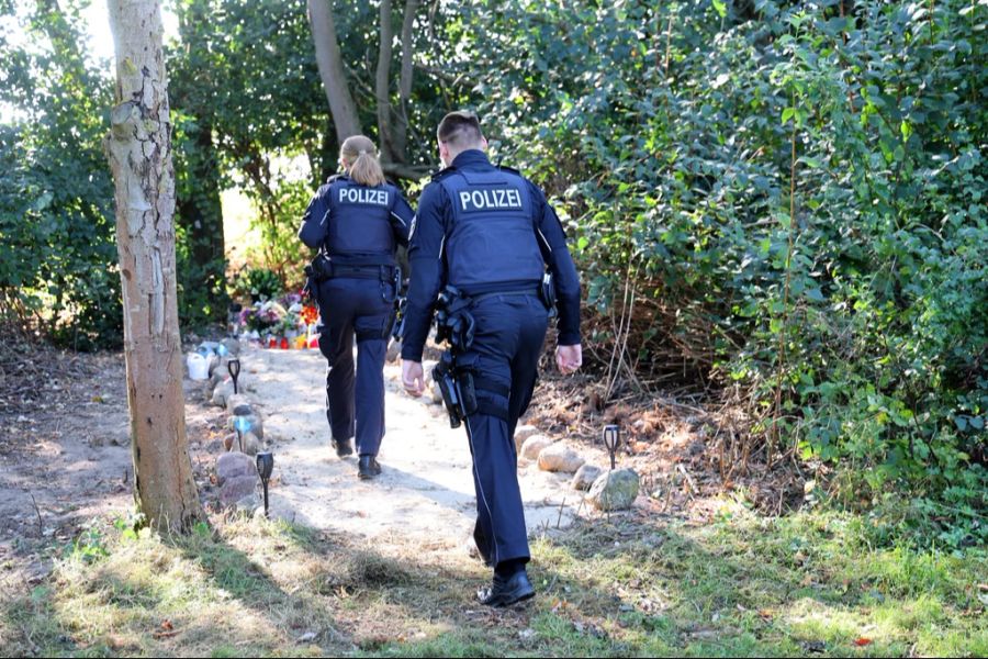 Polizisten vor der Stelle in Pragsdorf, wo Joel (†6) gefunden worden war.