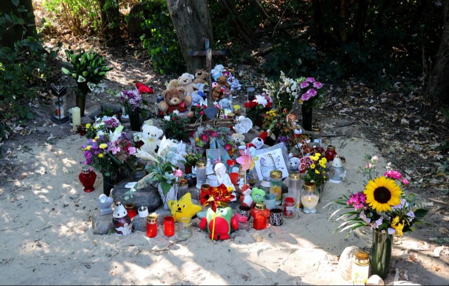 Nach dem Tod des 6-Jährigen werden Blumen, Engel und Plüschtiere in der Nähe des Tatorts aufgestellt.