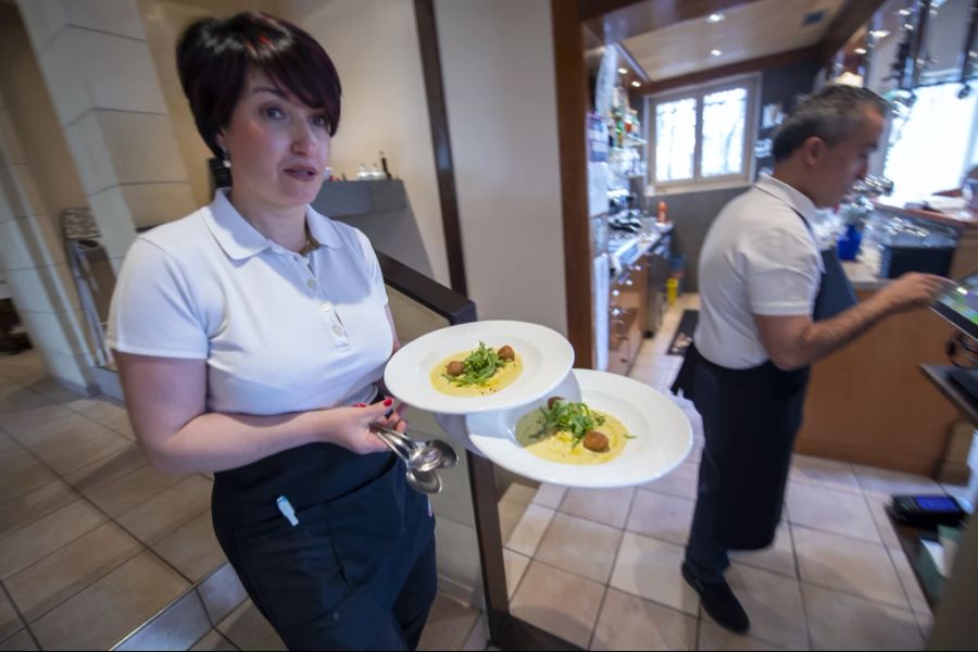 Einige Gäste rufen immer noch «Fräulein», wenn sie in der Beiz Service wünschen. (Archivbild)