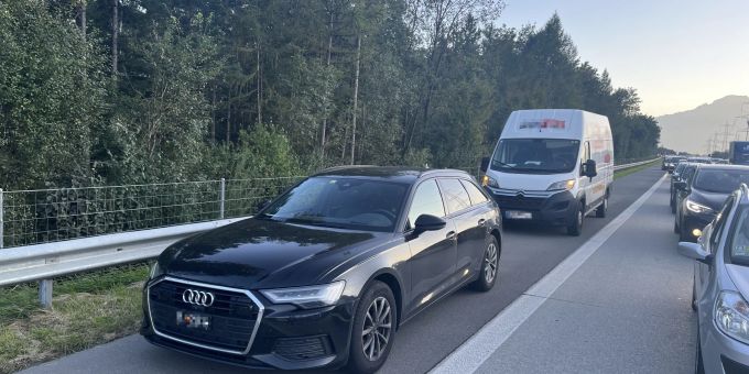 Sennwald SG: Hoher Sachschaden nach drei Auffahrkollisionen. Sennwald SG Unfall