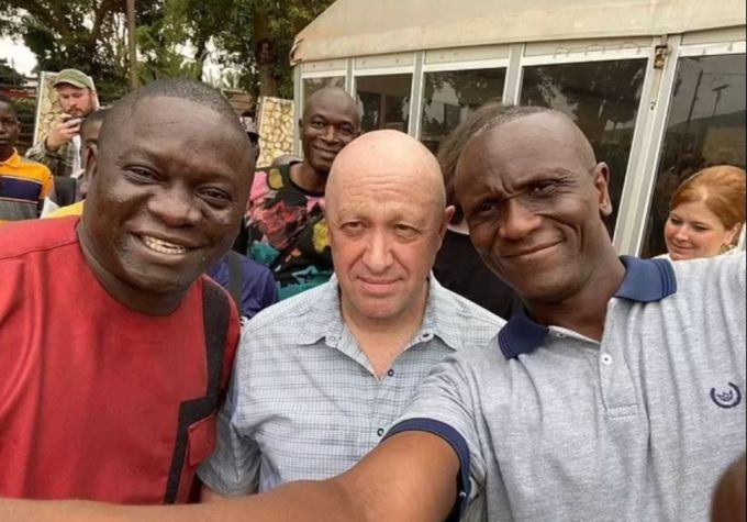 Dieses soll eines der letzten Bilder von Jewgeni Prigoschin sein. Er posiert mit Anhängern in Bangui, der Hauptstadt der Zentralafrikanischen Republik. prigoschin