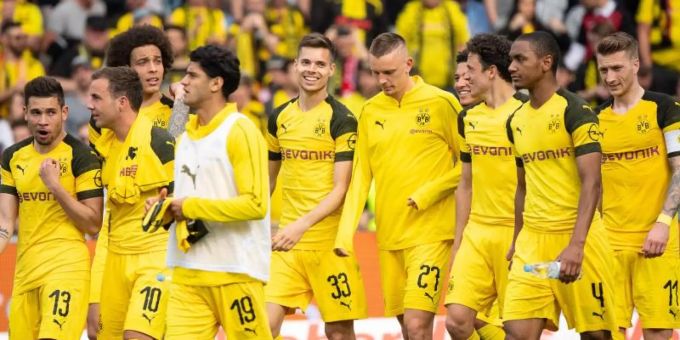 Dortmunds Spieler laufen nach dem Sieg in Freiburg vom Platz. Foto: Sebastian Gollnow Dortmunds Spieler laufen nach dem Sieg in Freiburg vom Platz. Foto: Sebastian Gollnow