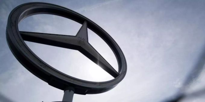 Das Logo der Automarke Mercedes-Benz. mercedes-benz