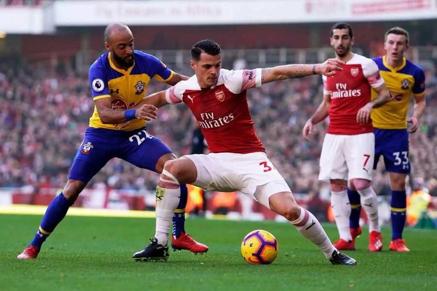 Arsenals Granit Xhaka schirmt den Ball ab.