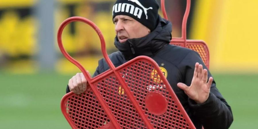 Trainer Lucien Favre leitet das Training der Mannschaft von Borussia Dortmund. Foto: Bernd Thissen