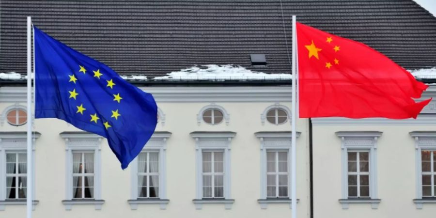 Flaggen der EU und Chinas