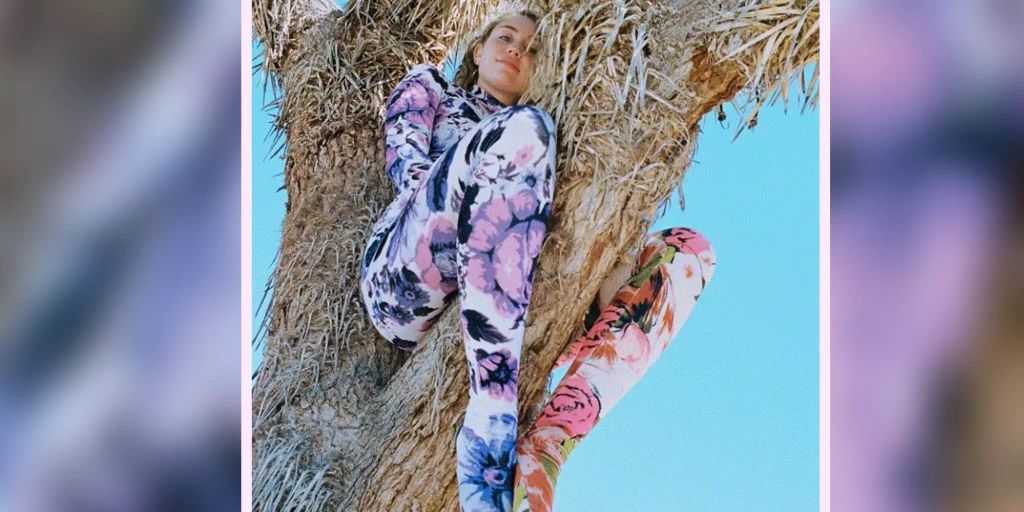 Miley Cyrus Sitzt Auf Empfindlichem Wustenbaum