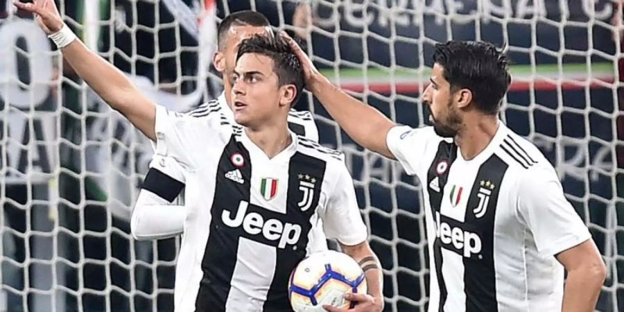 Sami Khedira (r) feiert mit dem Torschützen Paulo Dybala den Treffer zum 1:1 für Juve Turin im Spiel gegen Milan. Foto: Alessandro Di Marco/ANSA/AP/dpa