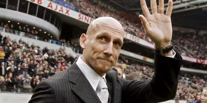 Jaap Stam wird ab Sommer Trainer von Feyenoord Rotterdam. Jaap Stam winkt