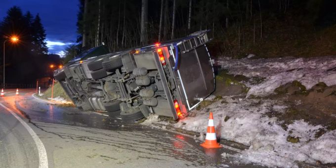 Lastwagen Kippt Zur Seite