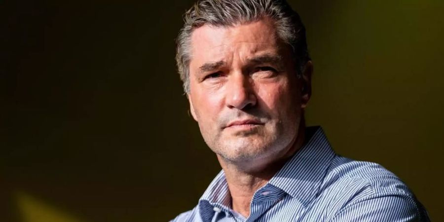 Michael Zorc hofft auf den Schalker Klassenerhalt. Foto: Guido Kirchner