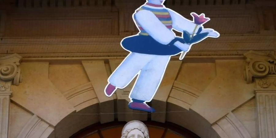 Die Nachbildung einer Figurine zum «Triadischen Ballett» von Oskar Schlemmer am Eingangsportal des Herzoglichen Museums Gotha. Foto: Martin Schutt