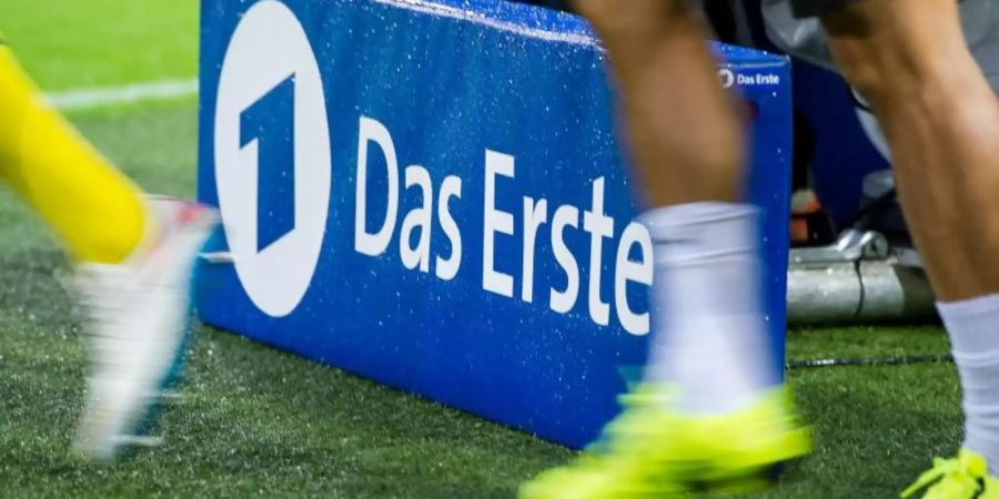 Am Samstag läuft das Revierderby Dortmund - Schalke im Free-TV. Foto: Guido Kirchner