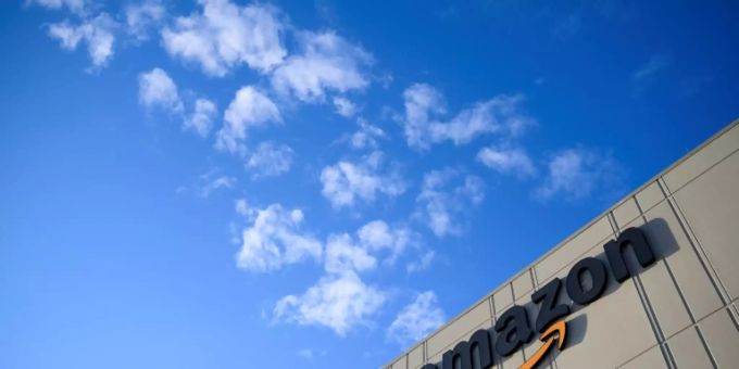 Amazon-Logo an einer Halle in New York Amazon-Logo an einer Halle in New York