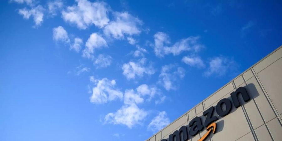 Amazon-Logo an einer Halle in New York