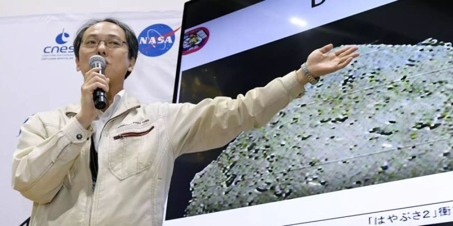 Yuichi Tsuda, Projektmanager bei der Japan Aerospace Exploration Agency (Jaxa), erläutert die während einer Pressekonferenz die Mission. Foto: Daisuke Suzuki/Kyodo News/AP