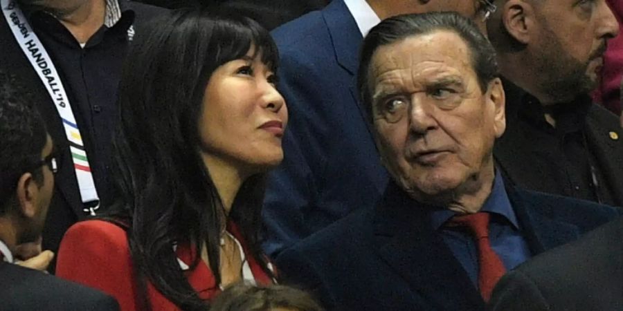 Das Ehepaar Schröder bei einem Handball-Turnier