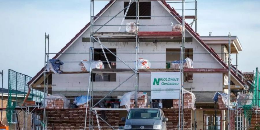 Fast fertig: Ein neues Einfamilienhaus in Schwerin. Foto: Jens Büttner