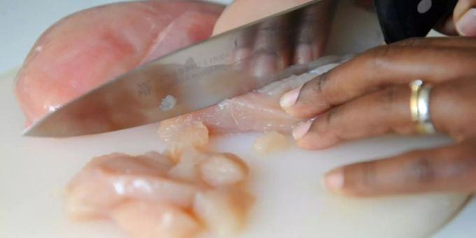 Berlin - Mehr als jede zweite Hähnchenfleischprobe trägt antibiotikaresistente Erreger