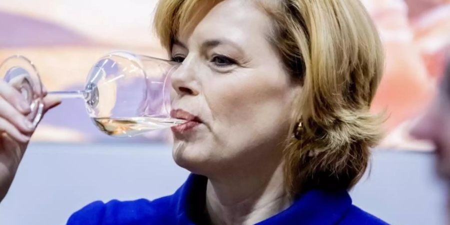 Julia Klöckner freut sich auf ein Glas Wein - bewusst genossen. Foto: Christoph Soeder