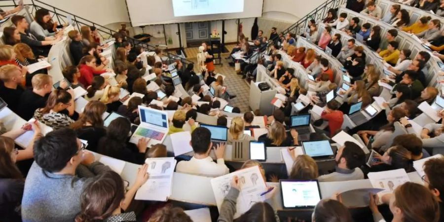 In einem Hörsaal in Halle verfolgen Studenten eine Vorlesung. Etwa zwei Drittel der Studenten in Sachsen-Anhalt wollen nach dem Abschluss in ein anderes Bundesland ziehen. Foto: Waltraud Grubitzsch