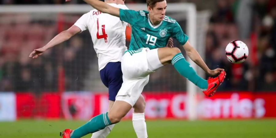 Der Engländer Kieran Dowell (l) und Florian Neuhaus kämpfen um den Ball. Foto: John Walton/PA Wire